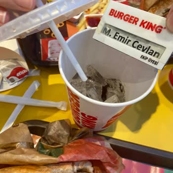 İçecekte Çalışan Yaka Kartı Bulduk Kızım Kustu