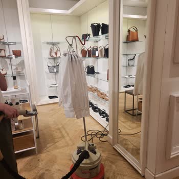 Mağazada Çocuk Güvenliği İhmal Edildi: Açıkta Bırakılan Ütü Tehlikesi