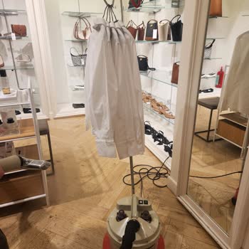 Mağazada Çocuk Güvenliği İhmal Edildi: Açıkta Bırakılan Ütü Tehlikesi