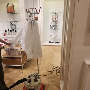 Mağazada Çocuk Güvenliği İhmal Edildi: Açıkta Bırakılan Ütü Tehlikesi