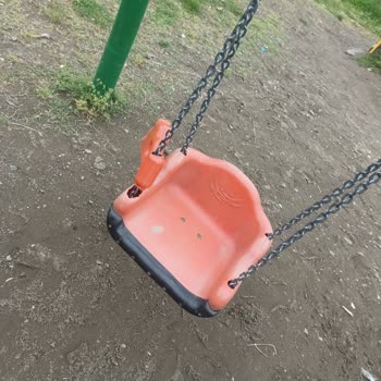 Çocuk Parkındaki Tehlikeli Duruma Acil Müdahale Bekleniyor