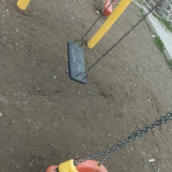 Çocuk Parkındaki Tehlikeli Duruma Acil Müdahale Bekleniyor