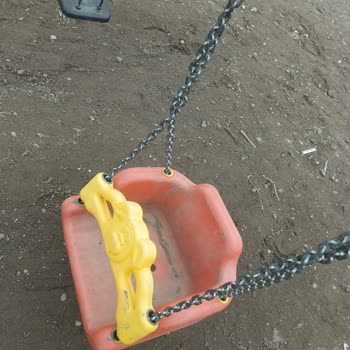 Çocuk Parkındaki Tehlikeli Duruma Acil Müdahale Bekleniyor