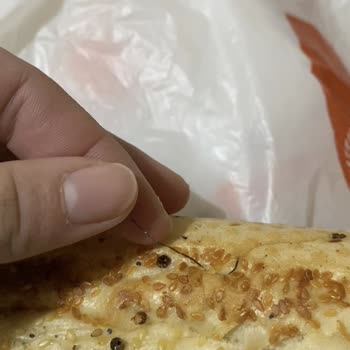 Ekmekten Tel Çıkması Ve Yetersiz Müşteri İlgisi Şaşkınlık Yarattı