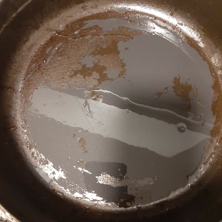 Lava Döküm Tenceremin İç Kaplaması Hızla Soyuluyor