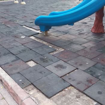 Seyhan Belediyesi Yeşilyurt 6 Numaralı Oyun Parkında Rahatsız Edici Görüntüler