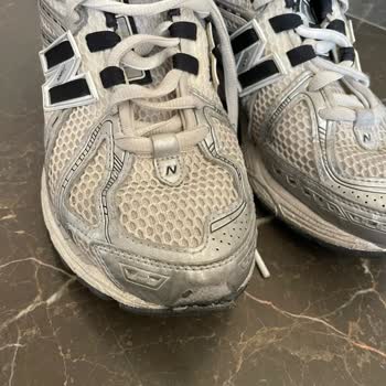 New Balance Ayakkabıda Erken Deformasyon Ve Mağaza İlgisizliği