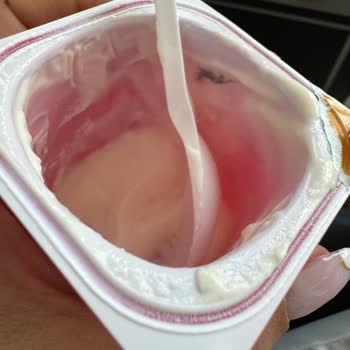 Kapalı Probiyotik Yoğurttan Kuş Tüyü Çıkması Ve Hijyen Endişesi