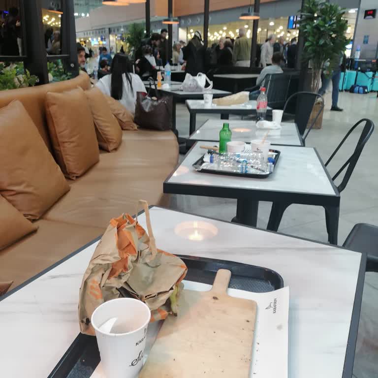 Kara Fırın'da Kirli Masalar Ve Yetersiz Temizlik Hizmeti