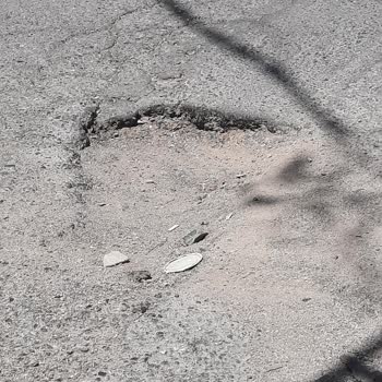 Ümraniye Belediyesi Tatlısu Mahallesi'nde 3 Aydır Onarılmayan Çukur Kazalara Davetiye Çıkarıyor