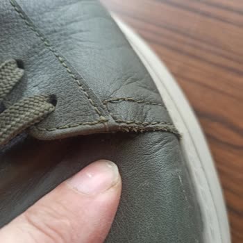 Aldığım Ayakkabılar Hem Dar Hem De Dikişleri Kısa Sürede Söküldü