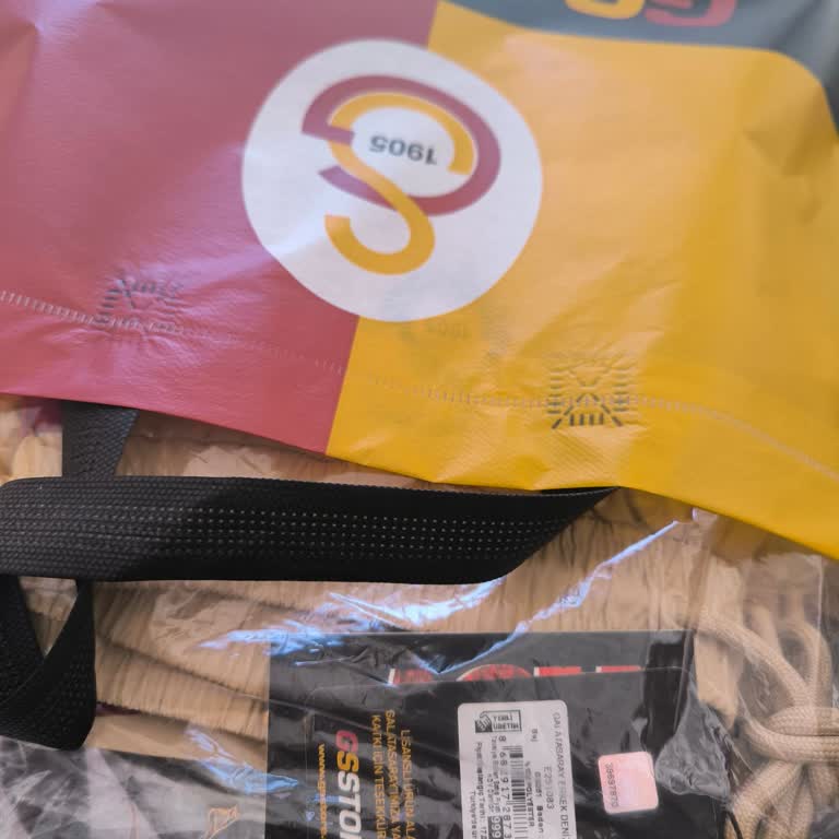 Ücretini Ödediğim Hediye Poşeti İçin Mağazada Zorluk Yaşadım