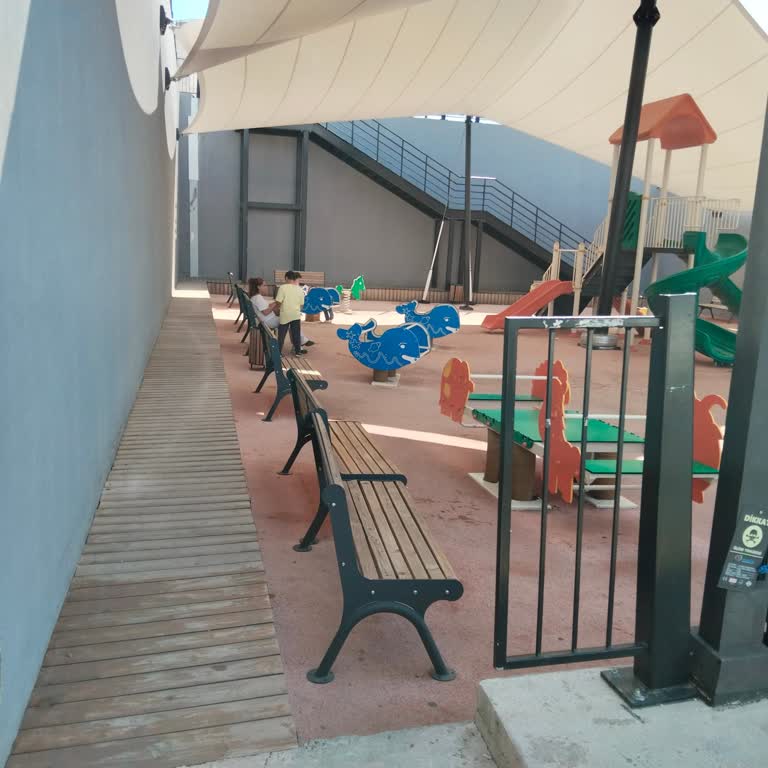 İzmir Bayraklı Şehir Hastanesi Çocuk Oyun Parkında Güvenlik Açığı: Demir Korkuluklar Kesilmiş