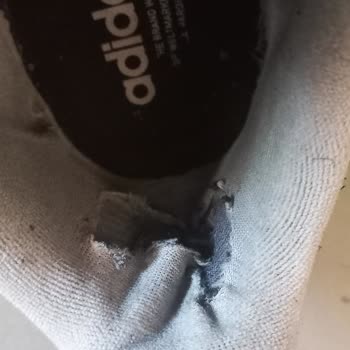 8 Ayda Yırtılan Adidas Ayakkabı Hayal Kırıklığı Yarattı