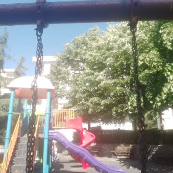 Afacan Parkı'ndaki Bozuk Salıncak Çocuklar İçin Tehlike Oluşturuyor