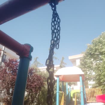 Afacan Parkı'ndaki Bozuk Salıncak Çocuklar İçin Tehlike Oluşturuyor