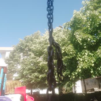 Afacan Parkı'ndaki Bozuk Salıncak Çocuklar İçin Tehlike Oluşturuyor