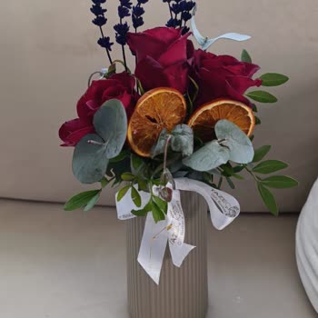 Anneler Günü İçin Gelen Çiçekler Solmuş Ve Yanlış Gönderildi