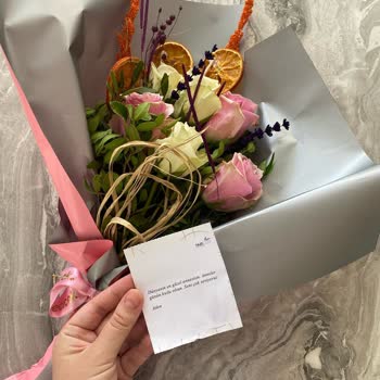 Anneler Günü İçin Gelen Çiçekler Solmuş Ve Yanlış Gönderildi