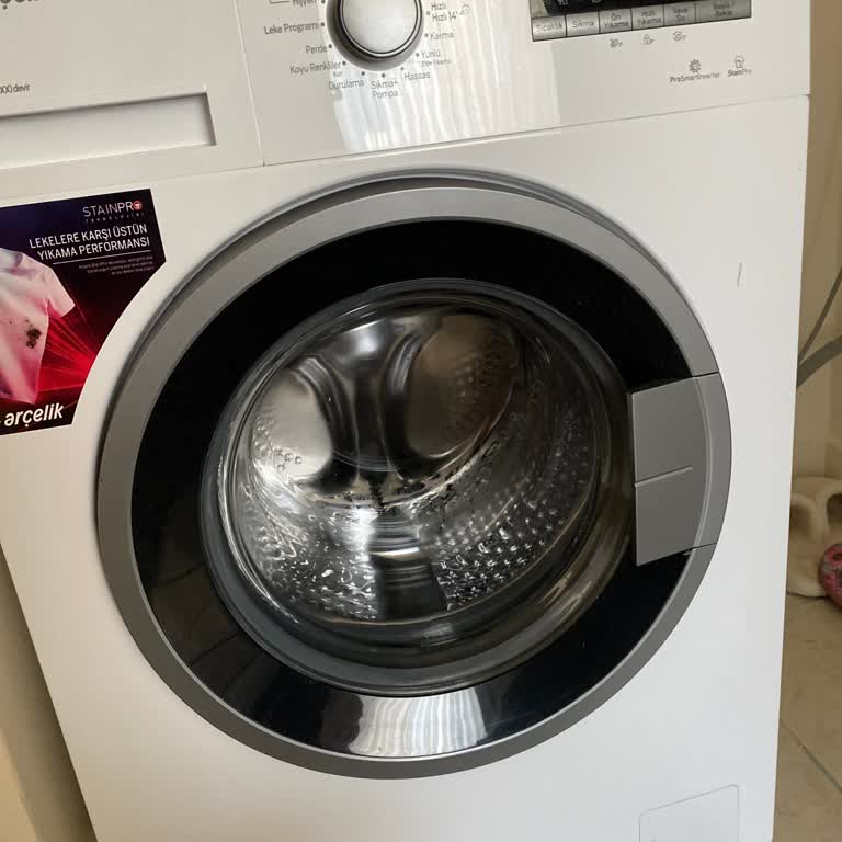 Yeni Alınan Çamaşır Makinesi Kıyafetleri Tozlu Ve Tüylü Çıkarıyor