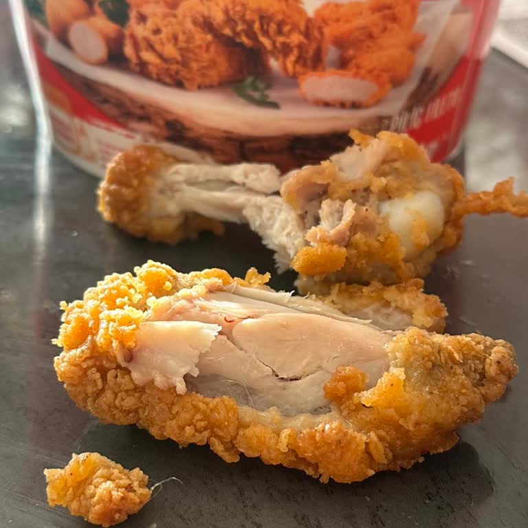 Lezita Çıtır Kovada Temizlenmemiş Piliç Ve Tüylerle Karşılaştım