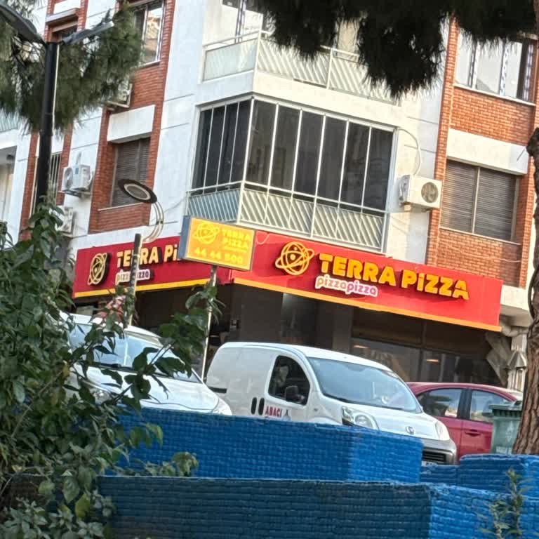 Terra Pizza Karabağlar Şubesinde Personel Davranışlarından Memnun Kalmadım