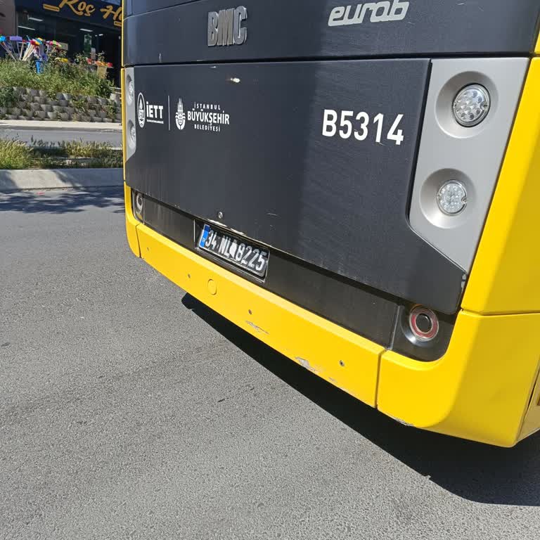 İETT Otobüs Şoförünün Kapı Açma Ve Yolcu Güvenliği Konusundaki Duyarsızlığı