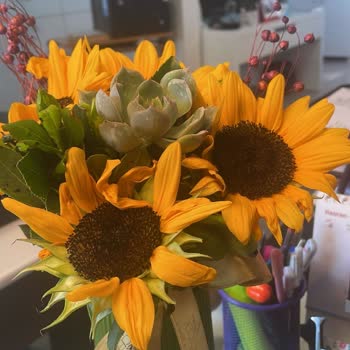 Gönderilen Çiçekler Soluk Ve Farklı Müşteri Hizmetleri İlgisiz