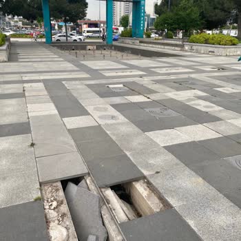 Atapark'taki Kırık Taşlar Çocuklar İçin Tehlike Oluşturuyor