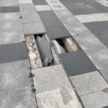 Atapark'taki Kırık Taşlar Çocuklar İçin Tehlike Oluşturuyor