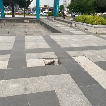 Atapark'taki Kırık Taşlar Çocuklar İçin Tehlike Oluşturuyor