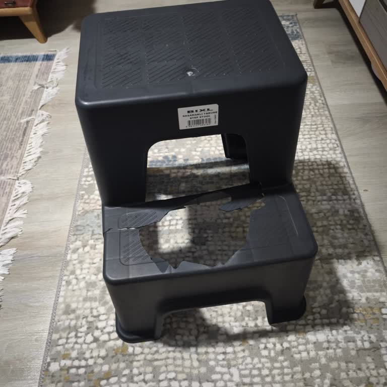 BİM'den Alınan Tabure Kırıldı Yaralandım Daha Kötüsü Olabilirdi