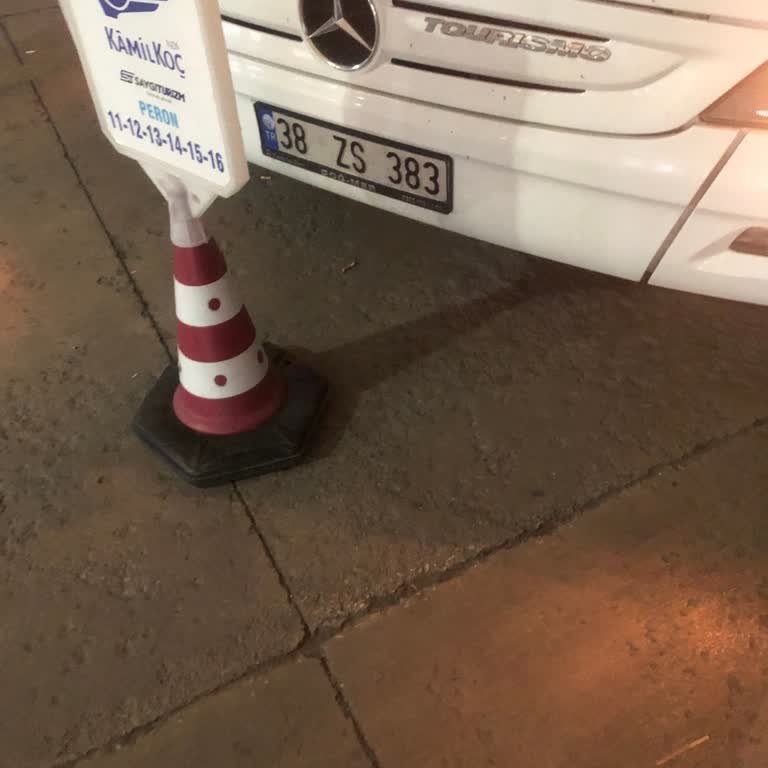 Otobüste Yoğun Sucuk Kokusu Ve İlgisiz Personel