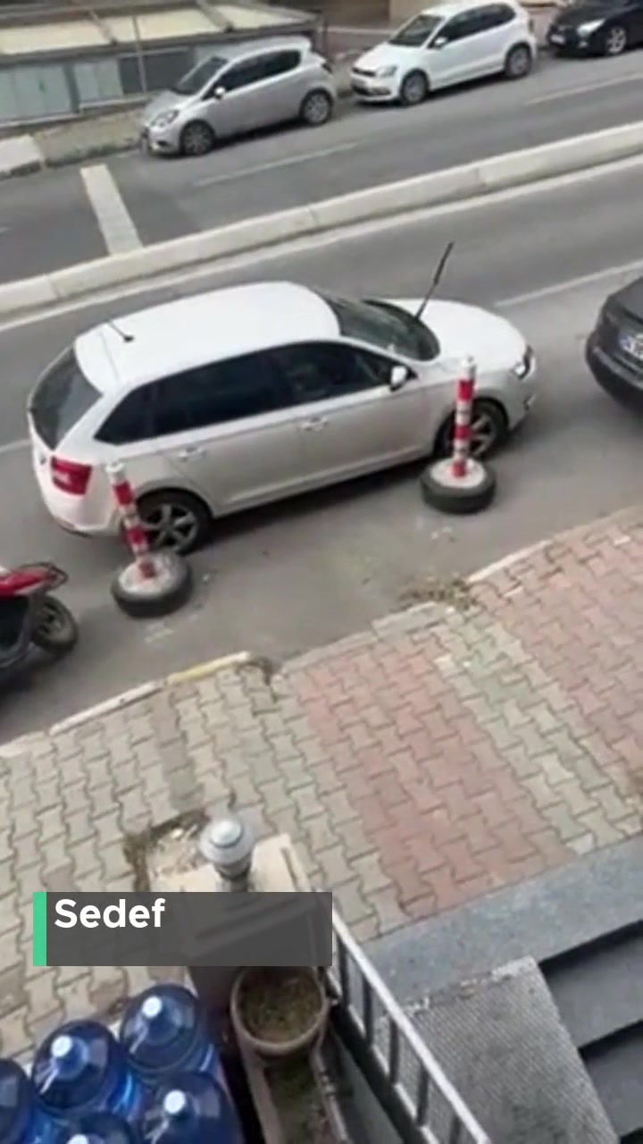 İstanbul Büyükşehir Belediyesi Yola Duba Koyup İşgal Etmek! videonun kapak resmi