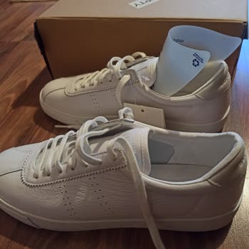 Aldığım Ayakkabı Orijinal Kutusunda Gelmedi Ve Teşhir Ürünü Gibi Sorunlar Vardı