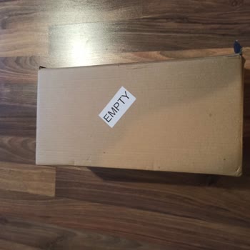 Aldığım Ayakkabı Orijinal Kutusunda Gelmedi Ve Teşhir Ürünü Gibi Sorunlar Vardı