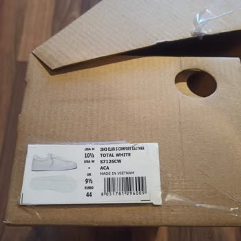 Aldığım Ayakkabı Orijinal Kutusunda Gelmedi Ve Teşhir Ürünü Gibi Sorunlar Vardı