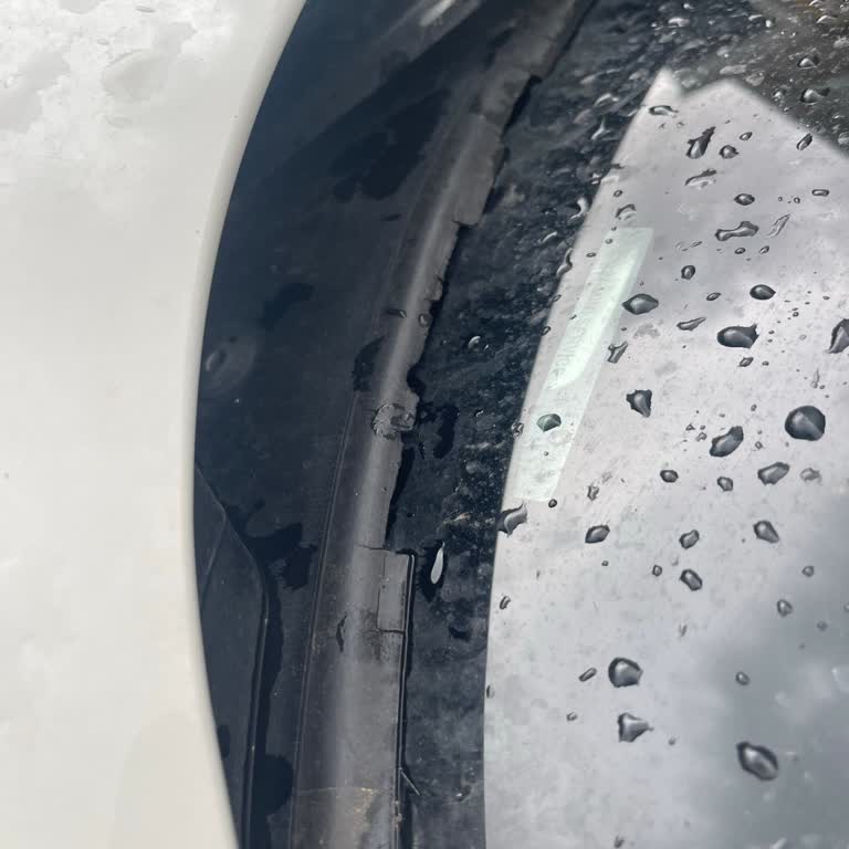 BMW 1.16d Ön Cam Altı Plastik Çıtanın Kendiliğinden Çatlaması Ve Ücretli Değişim