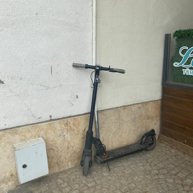 AVM'de Elektrikli Scooter İçin Güvenli Park Alanı Sorunu