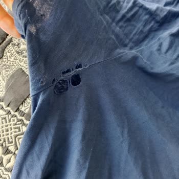 Aynı Model T-shirtte Sadece Eşimde Yırtık Ve Kopmalar Oluştu