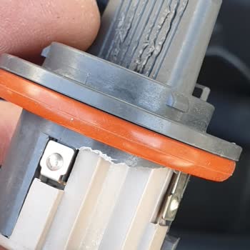 Servis Sonrası Far Duyları Kırık Ve Eski Olarak Teslim Edildi