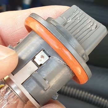 Servis Sonrası Far Duyları Kırık Ve Eski Olarak Teslim Edildi