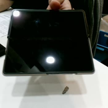 Katlanabilir Telefonda Büyük Ekran Arızası Ve Yüksek Garanti Ücreti