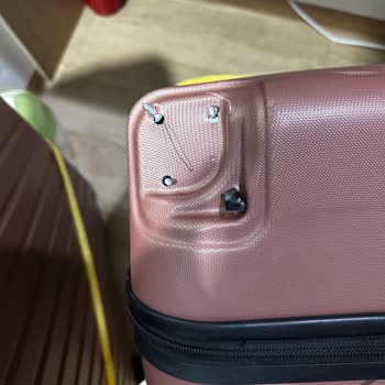 Ich erhalte mit kaputtem Koffer keine Hilfe, Rad gebrochen, Hülle geplatzt