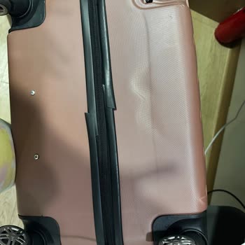 Ich erhalte mit kaputtem Koffer keine Hilfe, Rad gebrochen, Hülle geplatzt