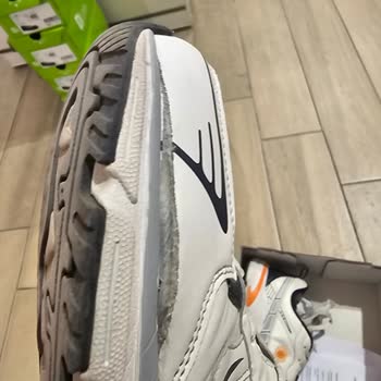 Kısa Sürede Deforme Olan Lumberjack Ayakkabı Ve Filo Mağazasının İlgisizliği