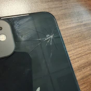 Batarya Değişimi Sırasında Telefonumun Arka Camı Kırıldı, Mağduriyetim Giderilmeli