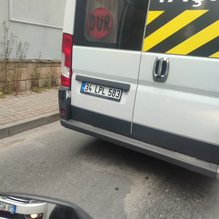 Servis Şoföründen Trafikte Tehlikeli Ve Saygısız Davranış