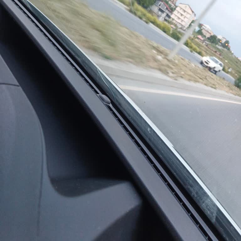 2024 Model Ford Transit Ön Camında Nedensiz Çatlak Oluştu!