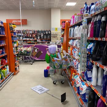 Kuşadası Migros'ta Alışveriş Çilesi: Yoğunluk, İlgisizlik Ve Güvenlik Sorunları